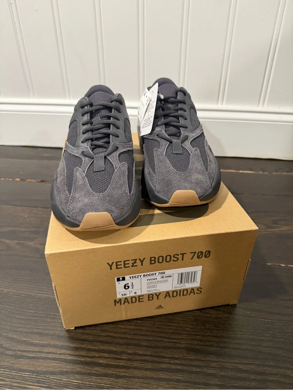 Adidas Yeezy Boost 700 Utility Black Sneakers Men’s US 6.5 NWB